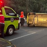 Un vehículo volcado en el bulevar El Naranjo, este 24 de marzo. Las autoridades llaman a los guatemaltecos a conducir con precaución. Foto / Bomberos Municipales.