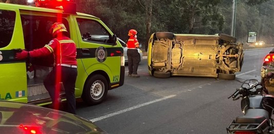 Un vehículo volcado en el bulevar El Naranjo, este 24 de marzo. Las autoridades llaman a los guatemaltecos a conducir con precaución. Foto / Bomberos Municipales.