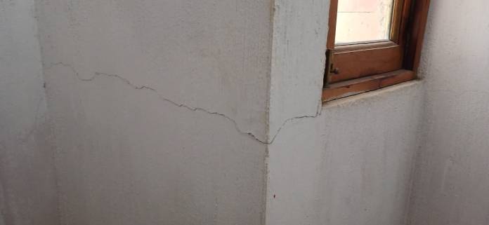 Las paredes de la sede de la Academia de Lenguas Mayas, en Uspantán, se rajaron, debido al sismo de esta mañana. Foto: Conred
