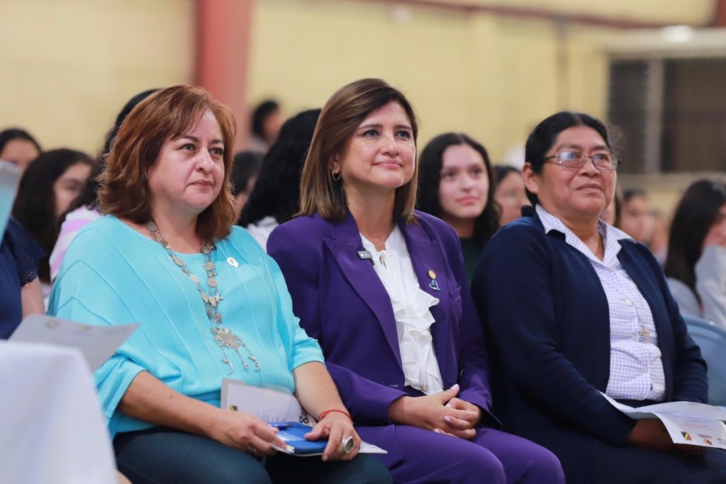 Vicepresidenta, Representantes de (SENACYT) y Autoridades del Colegio Belga. Foto: Gobierno de Guatemala/La Hora