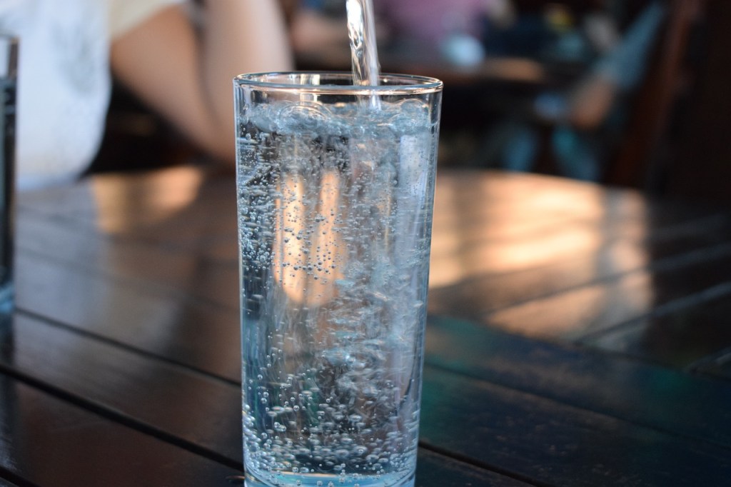 El agua mineral ayuda al cuerpo a hidratarse y mantenerlo en frío. (Foto La Hora: Bob en Pixabay)