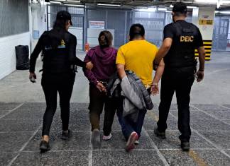 Capturas y miles de quetzales en dos allanamientos realizados este 22 de marzo. (Foto: PNC)