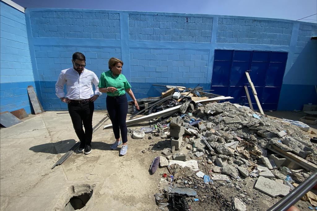 Santiago Palomo, jefe de la Comisión Nacional contra la Corrupción, y la ministra de Comunicaciones, Jazmín de la Vega, realizan una supervisión dentro de una escuela de la zona 6 capitalina, y verificaron que hay escombros dentro del recinto. Foto: José Orozco