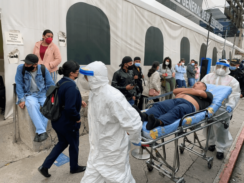 En el pico más alto de contagios, los hospitales nacionales no se eran suficientes, incluso, en los privados no recibían pacientes porque estaban llenos. Foto: José Orozco/La Hora