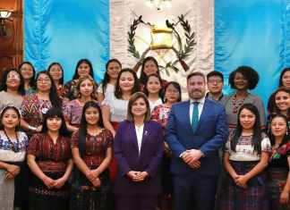 "Encuentro con niñas de la Escuela de Oportunidades, programa impulsado por la USAID." Foto: Gobierno de Guatemala/La Hora