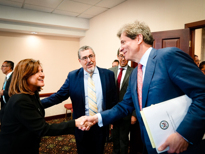 Fernández saluda al presidente Bernardo Arévalo y la vicepresidenta Karin Herrera, en una reunión en diciembre pasado, cuando el binomio pasado aún no había asumido sus cargos. Foto / Departamento de Estado.