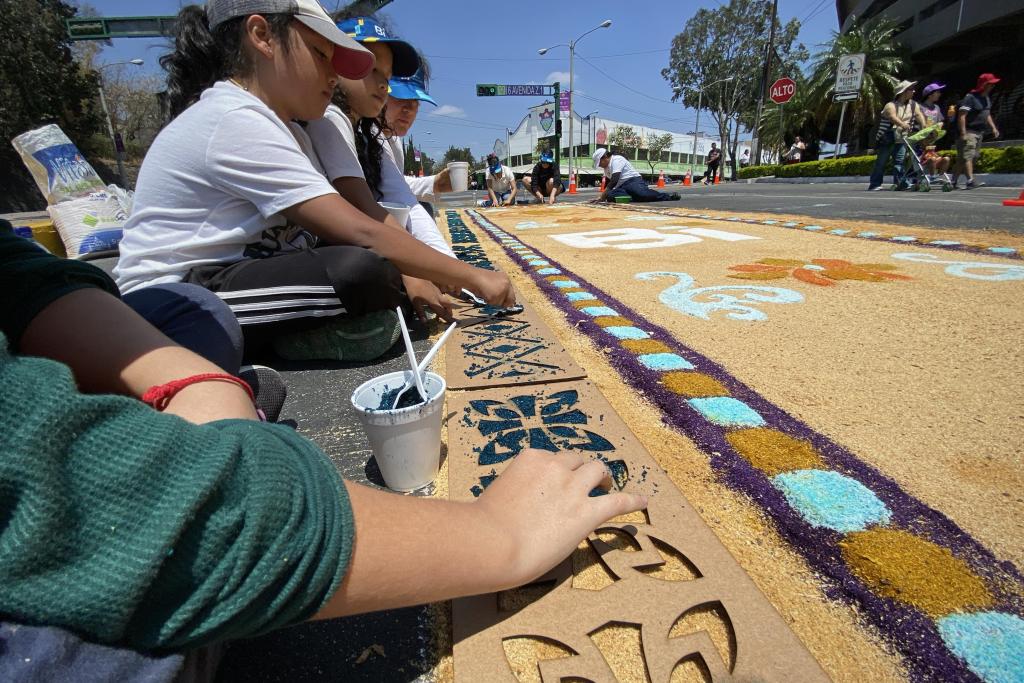 "Entre los símbolos que están utilizando para la realización de la alfombra son cruces, palomas y flores" (Foto: José Orozco)
