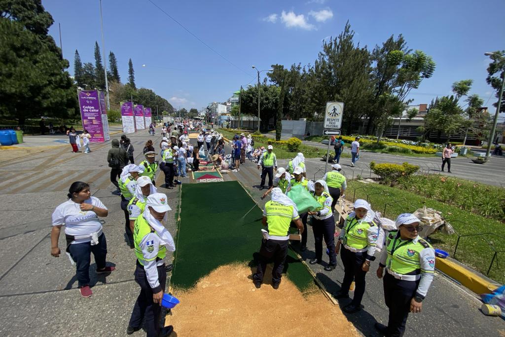 "Miles de voluntarios, incluyendo agentes de PMT, participan en la elaboración de la Alfombra de la Ciudad, este Viernes Santo." (Foto: José Orozco)