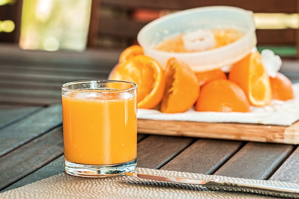 El jugo de naranja aporta beneficios ante el incremento de temperatura. (Foto La Hora: Steve Buissinne en Pixabay)