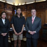 El atleta Luis Grijalva fue recibido en el despacho presidencial, por Bernardo Arévalo y Karin Herrera, quienes reconocieron su papel al poner en alto el nombre del país.