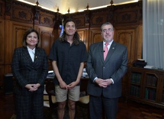 El atleta Luis Grijalva fue recibido en el despacho presidencial, por Bernardo Arévalo y Karin Herrera, quienes reconocieron su papel al poner en alto el nombre del país.