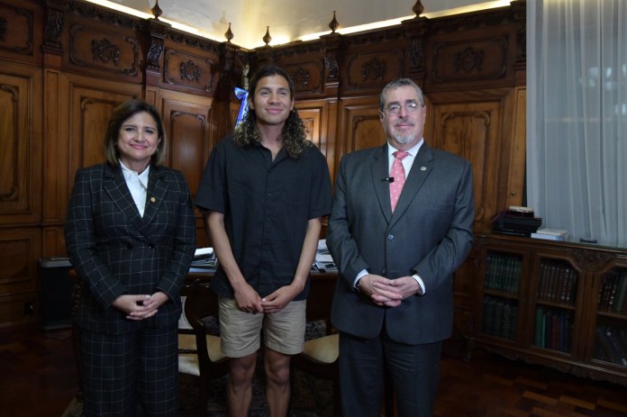 El atleta Luis Grijalva fue recibido en el despacho presidencial, por Bernardo Arévalo y Karin Herrera, quienes reconocieron su papel al poner en alto el nombre del país.
