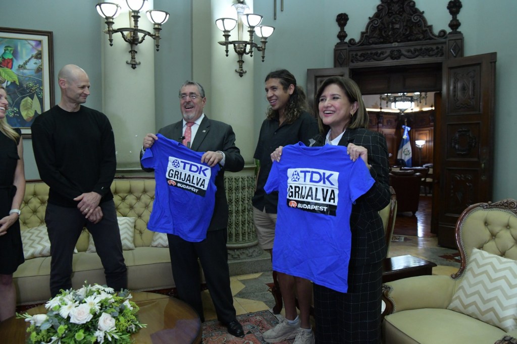 Durante la reunión en el Palacio Nacional, Grijalva obsequió a los mandatarios camisetas con su nombre.