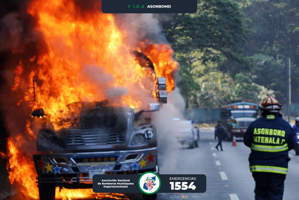 El fuego se expandió rápidamente dentro del bus de los transportes Veloz Patzunera y alcanzó la maleza en una montaña cercana. Foto: Asonbom