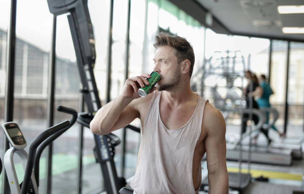 Las bebidas que toman los deportistas tienden a tener mayor cantidad de minerales y potasio, para evitar que los músculos colapsen. (Foto La Hora: Foto de Andrea Piacquadio en Pexels)