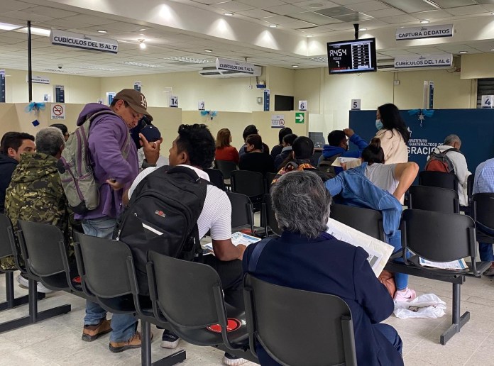 Personas tramitan sus pasaportes en la sede de Migración de la zona 4 capitalina. Foto / IGM.