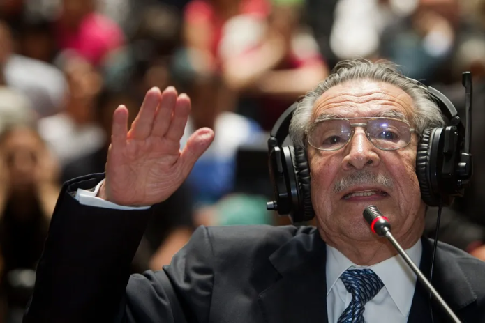 José Efraín Ríos Montt, durante una audiencia del debate que enfrentó por el genocidio del pueblo ixil. Foto La Hora / AP.