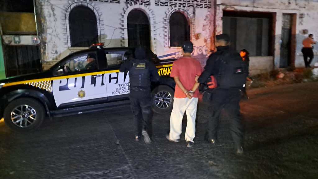 La PNC y el MP realizaron allanamientos en Mazatenango y Samayac, Suchitepéquez, con el objetivo de combatir la distribución de drogas al menudeo. Foto La Hora / PNC