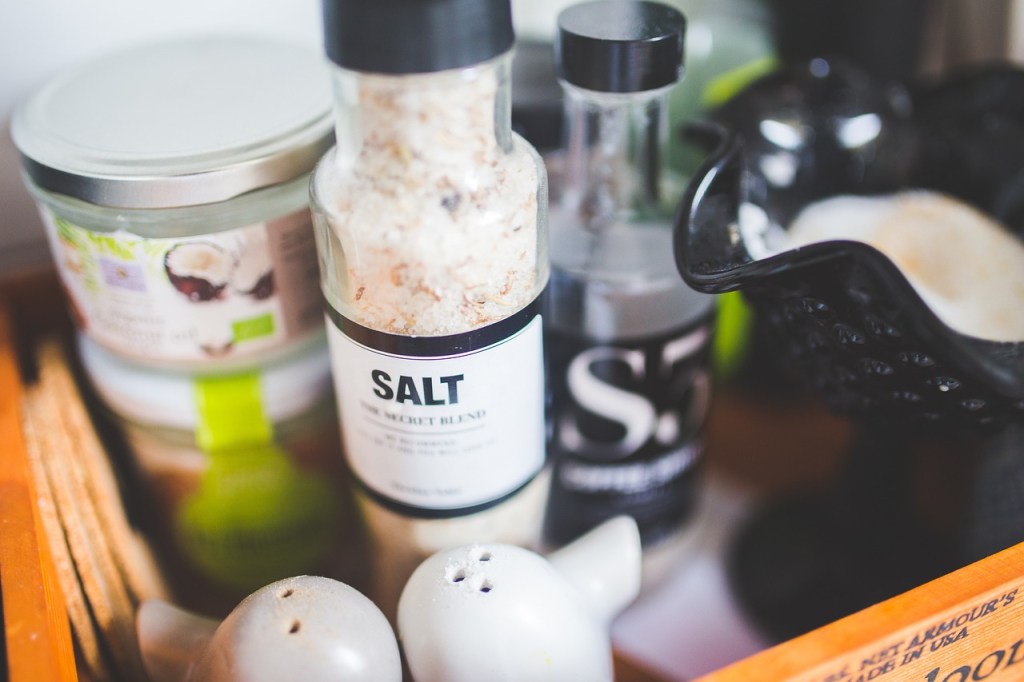 Una de las recomendaciones es evitar el consumo excesivo de sal. Foto: Karolina Grabowska en Pixabay/La Hora