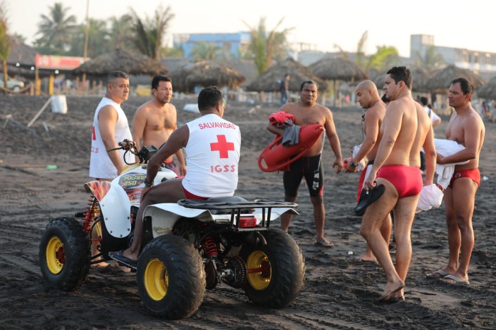 El Cuerpo de Salvamento del Seguro Social espera contar con 90 salvavidas en las vacaciones de Semana Santa en distintas playas. Foto: IGSS