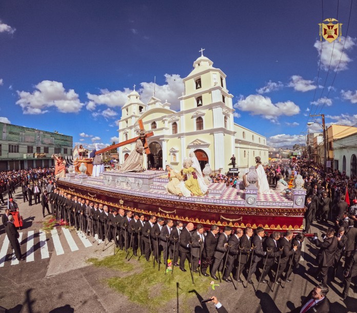 El recorrido de la procesión de Jesús de los Milagros del Templo de San José es de los más grandes de la ciudad. (Foto La Hora: Facebook Templo de San José)