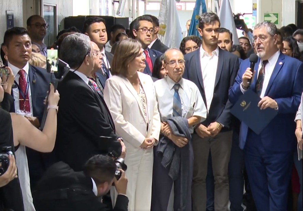 El presidente Bernardo Arévalo dijo que la ley se logró con el consenso de las bancadas del Congreso y el impulso de muchas personas. Foto: Captura de Video AGN/La Hora