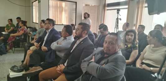 El juez Víctor Cruz decidió darle falta de mérito de los cargos a dos de las sindicadas y ligar a proceso por dos delitos a seis de los acusados por el caso Toma de la Usac. Foto: Cristóbal Véliz