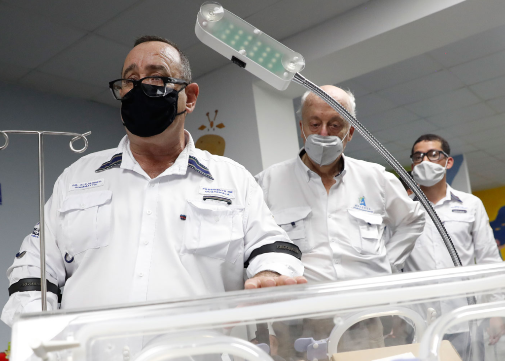 El expresidente Alejandro Giammattei y Miguel Martínez (derecha) durante una visita al Hospital de Santa Lucía Cotzumalguapa, habilitado de manera temporal para atender a pacientes con covid-19 en la pandemia. Foto / Diario de Centro América.