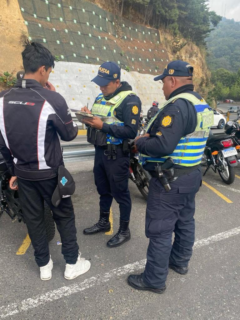 Autoridades impusieron multas a conductores de motocicletas.Foto Tránsito de la PNC