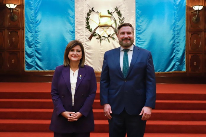 "El embajador de Estados Unidos, Tobin Bradley, junto a la Vicepresidenta de la República, Karin Herrera" Foto: Gobierno de Guatemala/La Hora