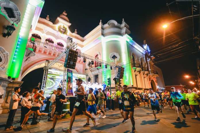 El edificio de Correos se iluminó con los colores de la carrera 10K nocturna. Foto: Municipalidad de Guatemala