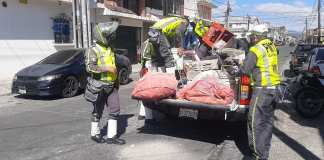 Agentes de la Policía Municipal de Tránsito (PMT) de la capital retiran objetos usados para apartar espacios de parqueo en las calles. Foto: PMT Guatemala