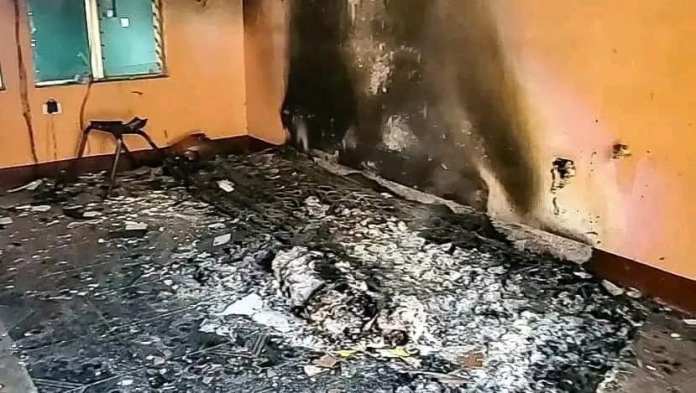 El equipo de la Subestación de la Policía Nacional Civil (PNC) de San Andrés Itzapa, Chimaltenango, fue quemado. Foto: Facebook PNC
