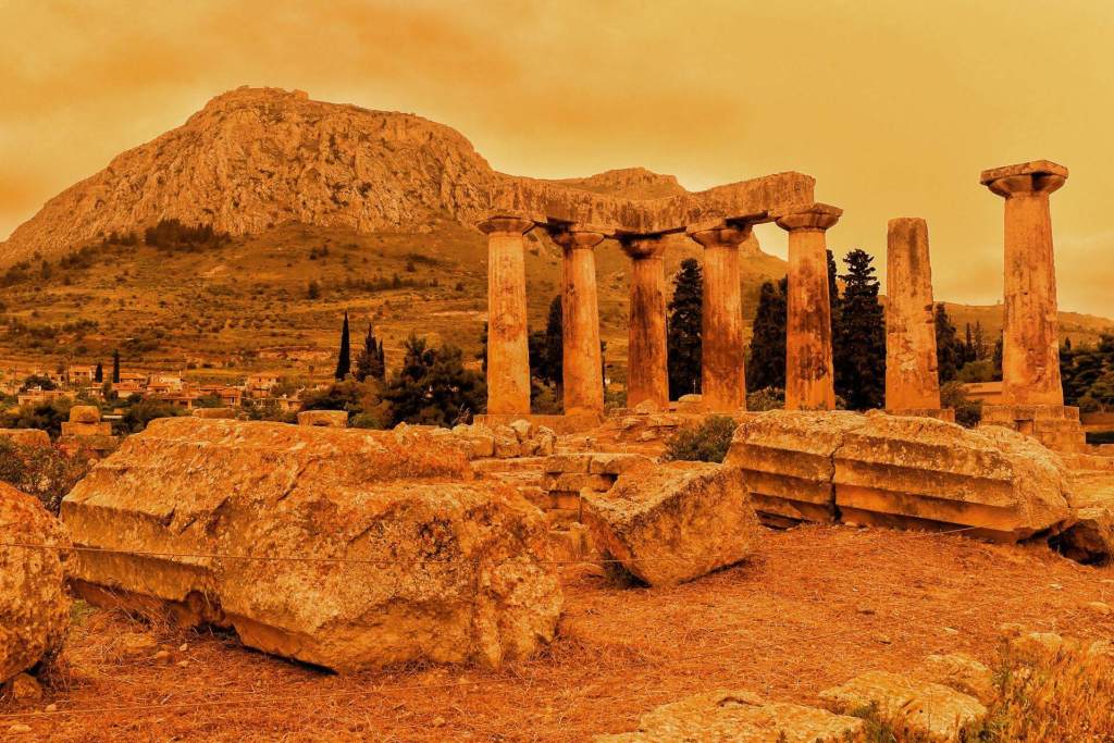El polvo sahariano cubre el Templo de Apolo en Corinto, Grecia. (Grecia, Atenas) EFE/EPA/VASSILIS PSOMAS