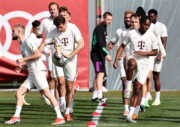 Thomas Mueller (L) de Munich y Mathys Tel (R) de Munich asisten a una sesión de entrenamiento en Munich, Alemania, el 29 de abril de 2024. El Bayern Munich se enfrentará al Real Madrid en una semifinal de la Liga de Campeones de la UEFA -Final, partido de ida de fútbol el 30 de abril. (Liga de Campeones, Alemania) EFE/EPA/ANNA SZILAGYI