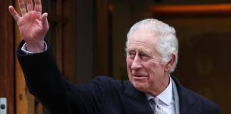 El rey Carlos III de Gran Bretaña sale de la Clínica de Londres en Londres. Foto: EFE/EPA/ANDY LLUVIA