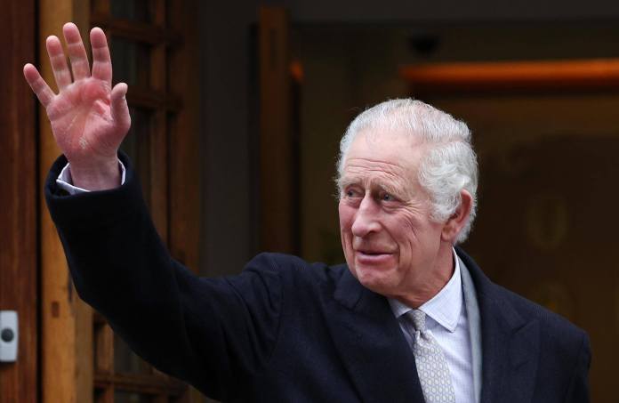 El rey Carlos III de Gran Bretaña sale de la Clínica de Londres en Londres. Foto: EFE/EPA/ANDY LLUVIA