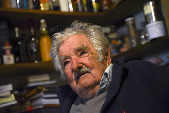 El expresidente de Uruguay José Mujica habla durante una entrevista con EFE. Foto: EFE/ Sofía Torres