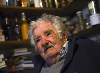 El expresidente de Uruguay José Mujica habla durante una entrevista con EFE. Foto: EFE/ Sofía Torres