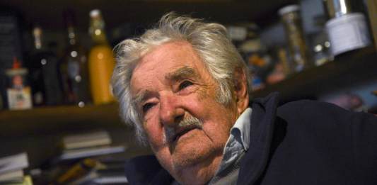 El expresidente de Uruguay José Mujica habla durante una entrevista con EFE. Foto: EFE/ Sofía Torres