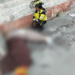 Los cuerpos sin vida de dos personas fueron abandonados en un sector de la colonia Carolingia, zona 6 de Mixco. Foto: Bomberos Voluntarios