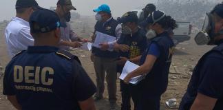 Fiscales del Ministerio Público (MP) e investigadores de la Policía Nacional Civil (PNC) iniciaron las pesquisas por el incendio en el vertedero de AMSA. Foto: José Orozco