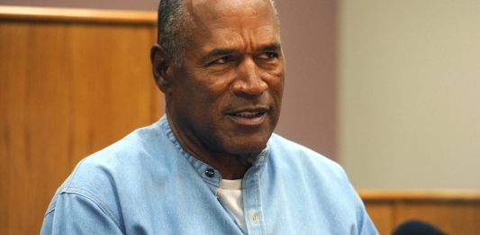 OJ Simpson observa durante su audiencia de libertad condicional en el Centro Correccional Lovelock en Lovelock, Nevada, el 20 de julio de 2017. (Foto de Jason Bean / POOL / AFP)