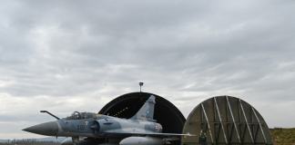 Un avión de combate Mirage 2000-5F se ve en la base aérea 116 de Luxeuil-Saint-Sauveur, en Saint-Sauveur, este de Francia, el 13 de marzo de 2022. (Foto de SEBASTIEN BOZON / AFP)