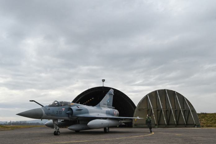 Un avión de combate Mirage 2000-5F se ve en la base aérea 116 de Luxeuil-Saint-Sauveur, en Saint-Sauveur, este de Francia, el 13 de marzo de 2022. (Foto de SEBASTIEN BOZON / AFP)