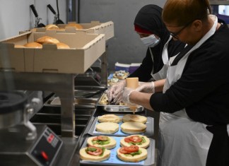 Empleados trabajan el 30 de noviembre de 2022 en la cocina del restaurante de comida rápida "Apres M".(Foto de Christophe SIMON / AFP)