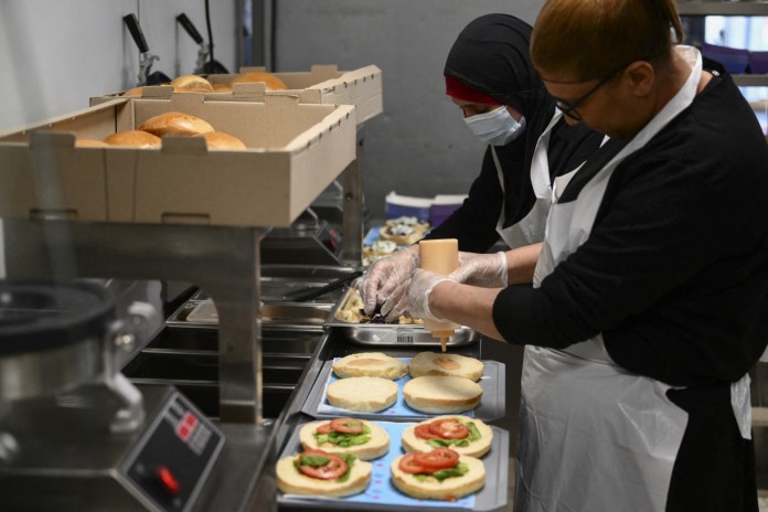 Empleados trabajan el 30 de noviembre de 2022 en la cocina del restaurante de comida rápida 
