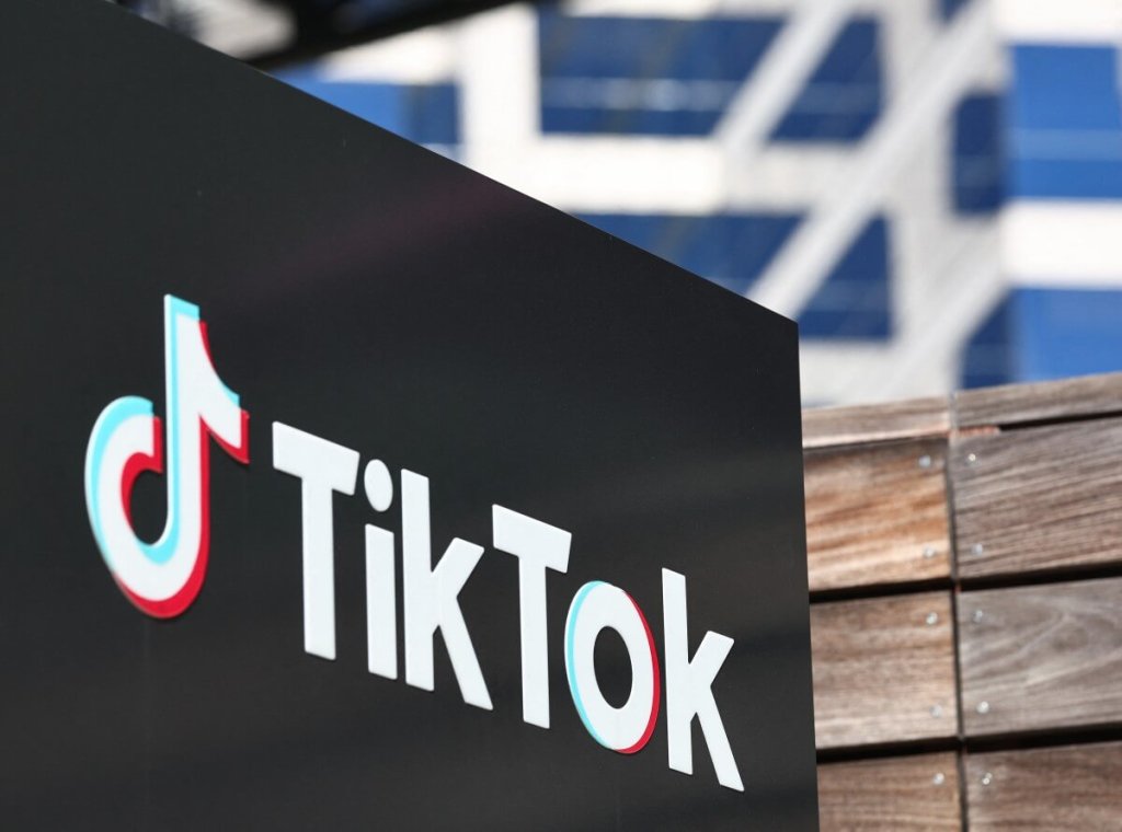 El logotipo de TikTok se muestra afuera de las oficinas de TikTok el 12 de marzo de 2024 en Culver City, California. (Foto de MARIO TAMA / GETTY IMAGES NORTEAMÉRICA / Getty Images vía AFP)