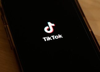 Se ve la aplicación TikTok en un teléfono el 13 de marzo de 2024. (Foto de Michael M. Santiago / GETTY IMAGES NORTEAMÉRICA / Getty Images vía AFP)