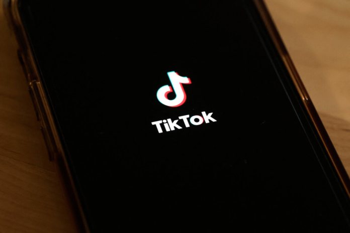 Se ve la aplicación TikTok en un teléfono el 13 de marzo de 2024. (Foto de Michael M. Santiago / GETTY IMAGES NORTEAMÉRICA / Getty Images vía AFP)